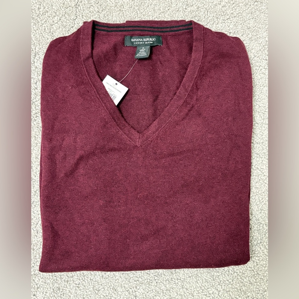 NWT Men’s Banana Republic luxury v-neck sweater Size Small Bordeaux Wine